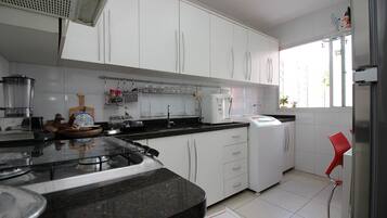 Micro-ondas, talheres/pratos/utensílios de cozinha