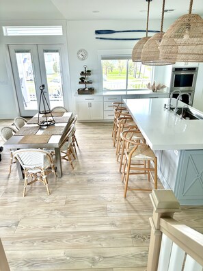 Dining - NEW Waterfront Luxury House, Boat Lift, Fishing Dock, Swimming Pool, Great Views (Port O'Connor)