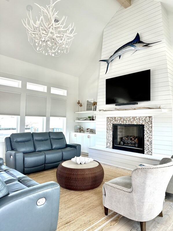 Smart TV, fireplace