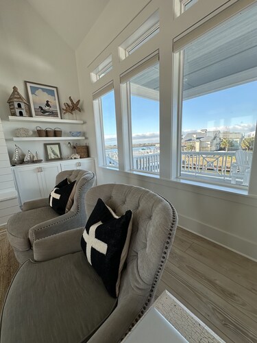 NEW Waterfront Luxury House, Boat Lift, Fishing Dock, Swimming Pool, Great Views