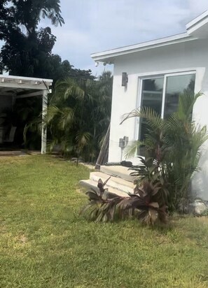 Property grounds - 4BR Home: nearby City, Beaches & Airports. Ideal for families and large groups! (Miami)