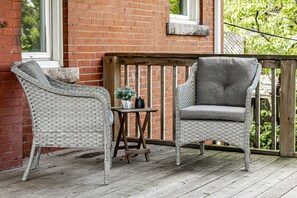 Terrace/patio - Luxury 2000 sq ft suite in Mini Mansion steps to Locke St. shops & restaurants. (Hamilton)