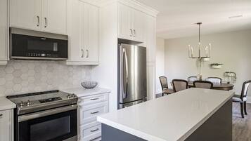 Réfrigérateur, four à micro-ondes, un four, surface de cuisson