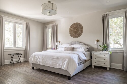 Luxury 2000 sq ft suite in Mini Mansion steps to Locke St. shops & restaurants.