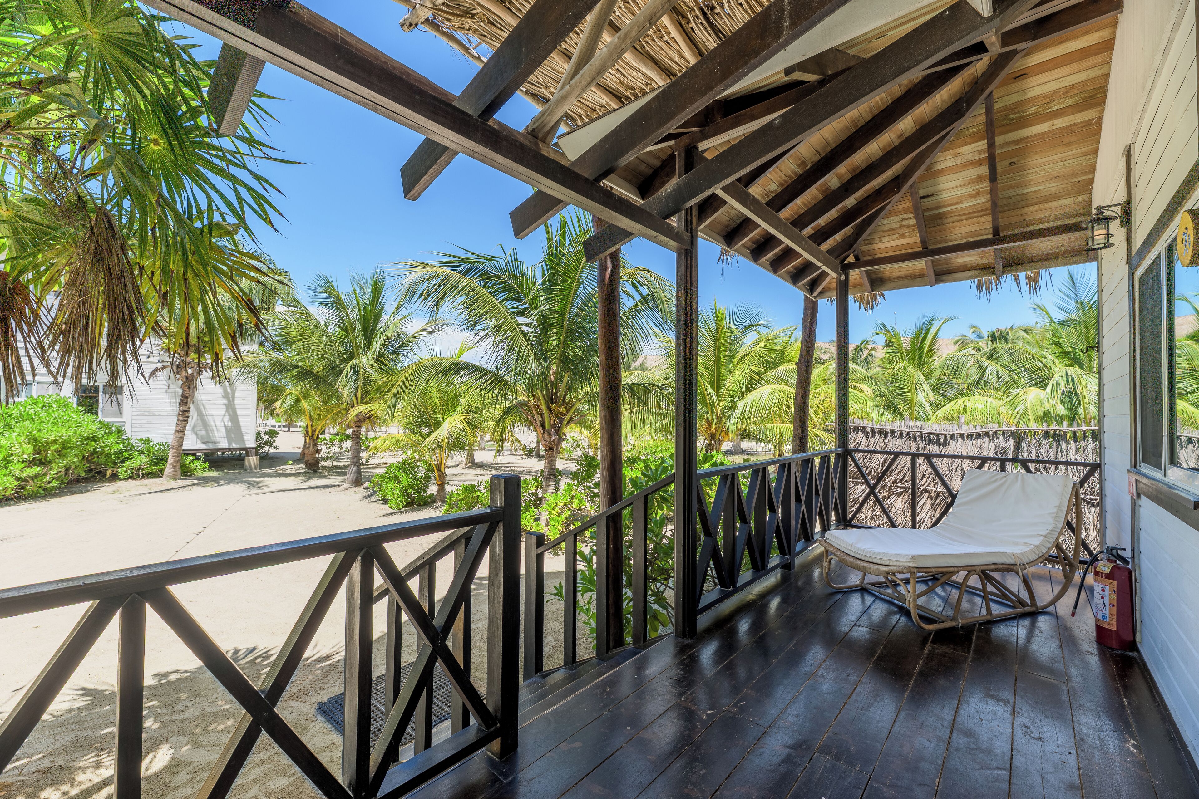 Caja de seguridad en la habitación y tabla de planchar con plancha 
