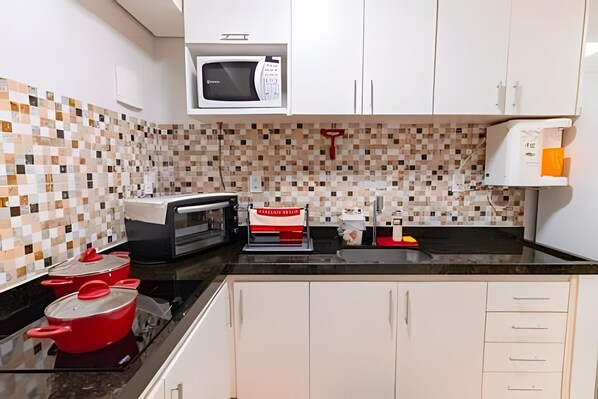 Chalet | Cocina privada | Microondas y utensilios de cocina
