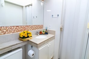 Basic Villa | Bathroom | Shower, rainfall showerhead - OZPED Flats Particulares Casa Cruzeiro (Cruzeiro)