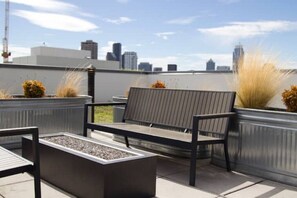 Property grounds - Amazing Capitol Hill Apartment with Free Parking! (Seattle)