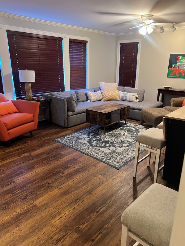 Smart TV, DVD player - WALKING DISTANCE to Ole Miss campus! Perfect for baseball and football weekends. (Oxford)