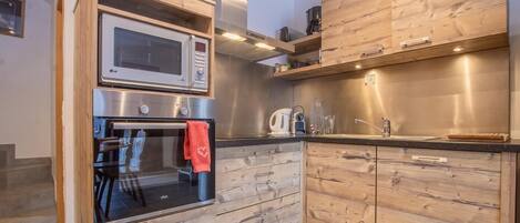 Réfrigérateur, four à micro-ondes, un four, surface de cuisson