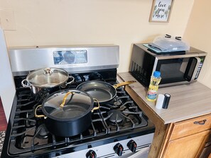 Jääkaappi, mikroaaltouuni, uuni, liesi