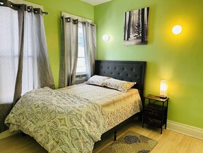 3 makuuhuonetta, silitysrauta/-lauta, ilmainen Wi-Fi, vuodevaatteet