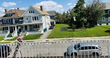 Self check in.we’ve driveway for your car parking.5 minutes away from downtown.