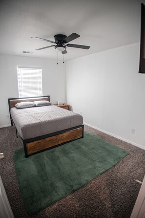 3 Schlafzimmer, Schreibtisch, Bügeleisen/Bügelbrett, WLAN