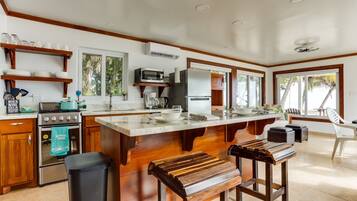 Fridge, microwave, stovetop, dishwasher