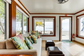 Smart TV - Quiet Beachfront Retreat: Gorgeous Views (Placencia)