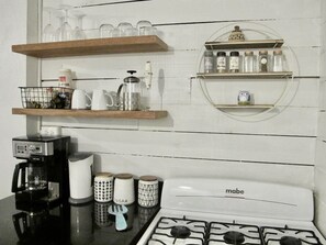 Kühlschrank, Mikrowelle, Herdplatte, Wasserkocher mit Kaffee-/Teezubehör