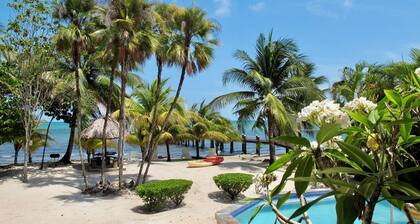 Sunny Bungalow, 3 Bedroom-Beachfront-Private Pool