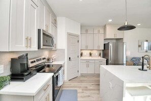 Køleskab, mikrobølgeovn, ovn, kogeplade