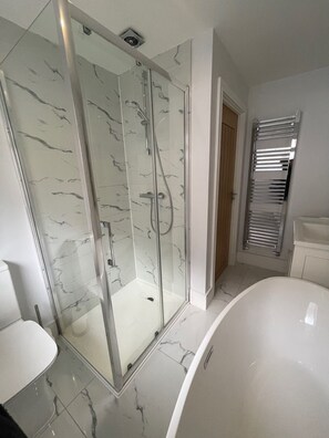 Doccia, asciugacapelli, asciugamani, sapone