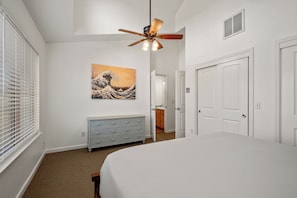 6 bedrooms, iron/ironing board, WiFi, bed sheets