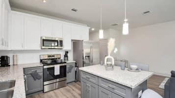 Een koelkast, een magnetron, een oven, een kookplaat