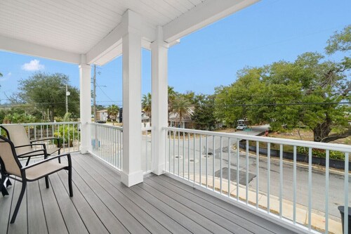 Bright & open/walk to downtown!