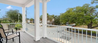 Bright & open/walk to downtown!