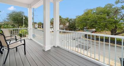 Bright & open/walk to downtown!