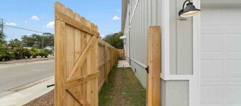 Bright & open/walk to downtown!