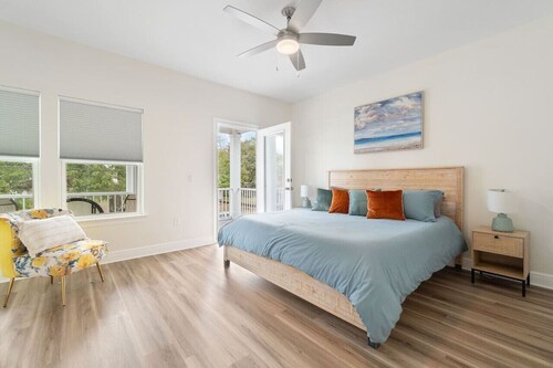 Bright & open/walk to downtown!