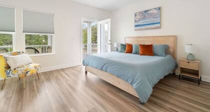 Bright & open/walk to downtown!