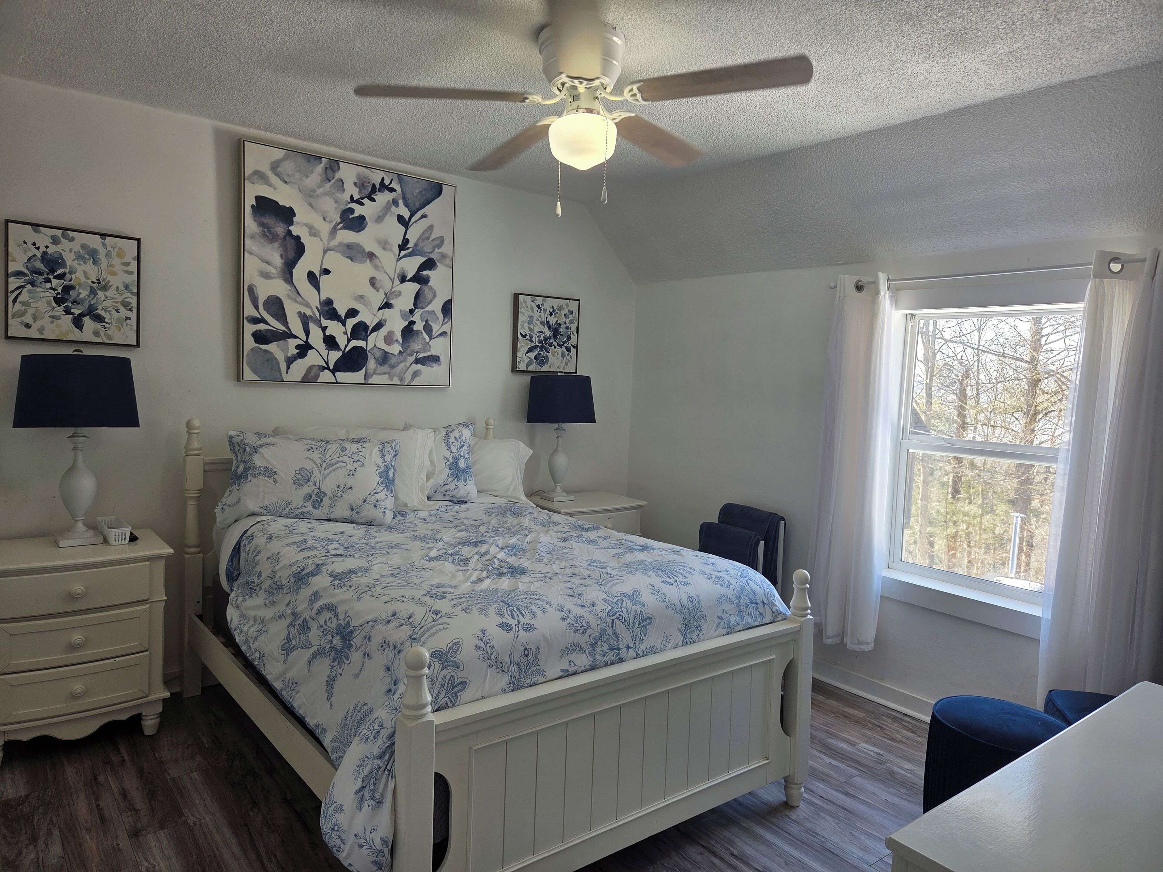 3 bedrooms, desk, iron/ironing board, travel crib