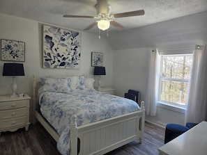 3 bedrooms, desk, iron/ironing board, travel crib