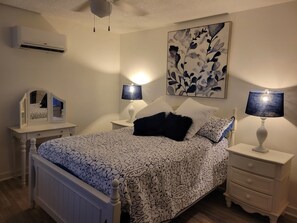 3 chambres, bureau, fer et planche à repasser, lit parapluie