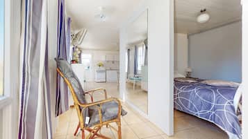 1 habitación, tabla de planchar con plancha y cuna de viaje