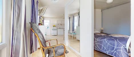 1 chambre, fer et planche à repasser, lit de bébé portatif