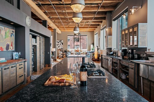 Unique 4000Sq Ft. 4BR w chef kitchen Boardman Loft