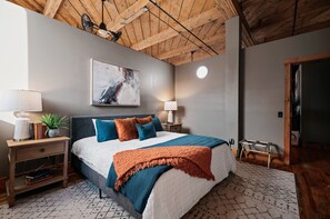 4 soverom, skrivebord, strykejern/-brett og reiseseng for barn