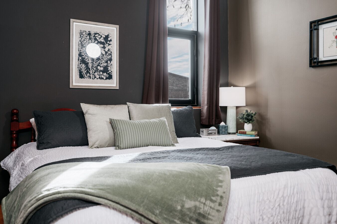 4 bedrooms, desk, iron/ironing board, travel cot