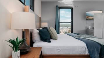 1 habitación, escritorio, tabla de planchar con plancha y cuna de viaje