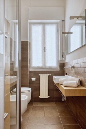 Haartrockner, Handtücher, Seife, Toilettenpapier