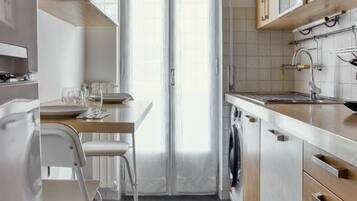 Frigorifero, forno, piano cottura, seggiolone