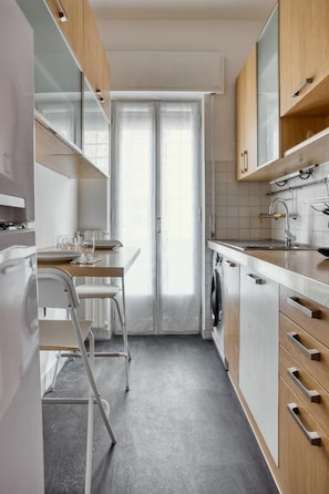 Geladeira, fogão, cooktop, cadeirão de bebê