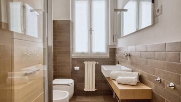 Bruser, hårtørrer, bidet, håndklæder