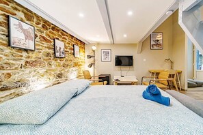 2 bedrooms, iron/ironing board, WiFi, bed sheets - The Montesquieu Loft - Spacious 6 People - Saxe Gambetta (Lyon)