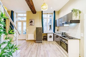 Fridge, microwave, oven, stovetop - The Montesquieu Loft - Spacious 6 People - Saxe Gambetta (Lyon)