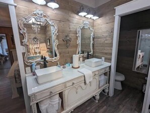 A bathroom with two sinks, a vanity, and a toilet. - Robbins Nest Toledo Bend, Waterfront Getaway - Lakeside is best at the Robbins Nest! (Burkeville)