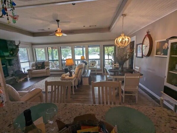 Televisión y chimenea 