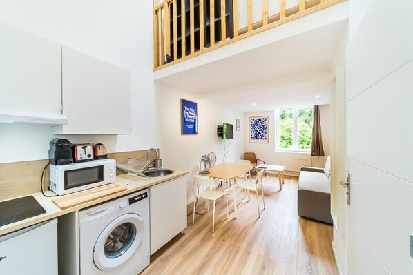 Fridge, microwave, stovetop, coffee/tea maker - The Buisset cozy 4-person apartment in La Mulatière. (La Mulatière)